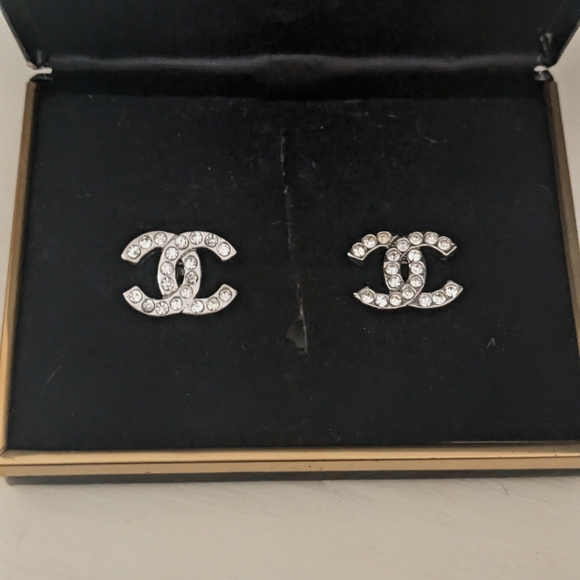 Jewelry - Elegant Silver Earrings